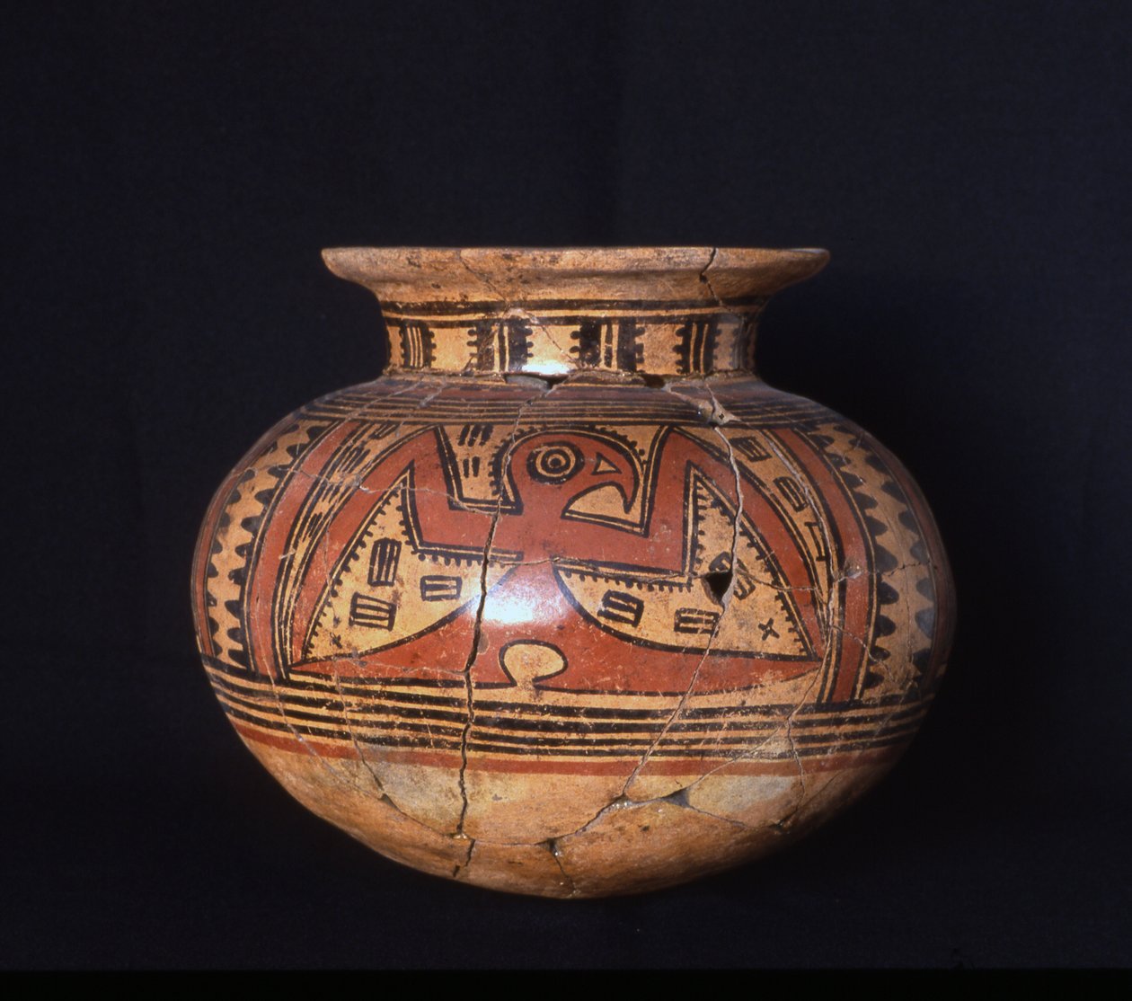 襟付き壺、肘、フェーズ、AD 500-600（セラミック） 作： メソアメリカ人