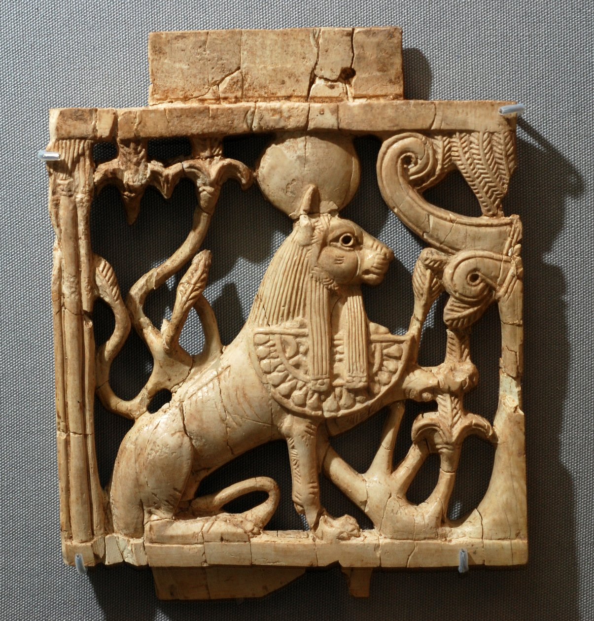 アイボリータブレット、Nimrud、紀元前900〜600年 作： メソポタミア