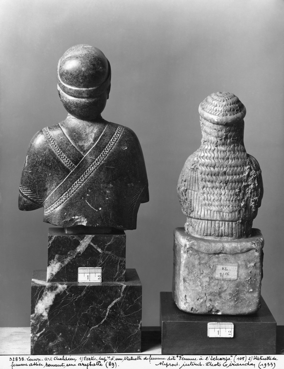 ショールを持つ女性、アリーバロスを保持している女性、背面図、ネオシュメリアン、テルロー出身、古代ギルス、紀元前2150年頃（亜塩素酸塩）（286959、286960も参照） 作： メソポタミア