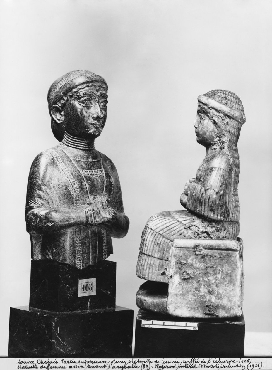 ショールを持つ女性、aryballosを保持している女性、縦断ビュー、Neo-Sumerian、Telloh、古代ギルス、紀元前2150年頃（緑泥石）（286959、286961も参照） 作： メソポタミア