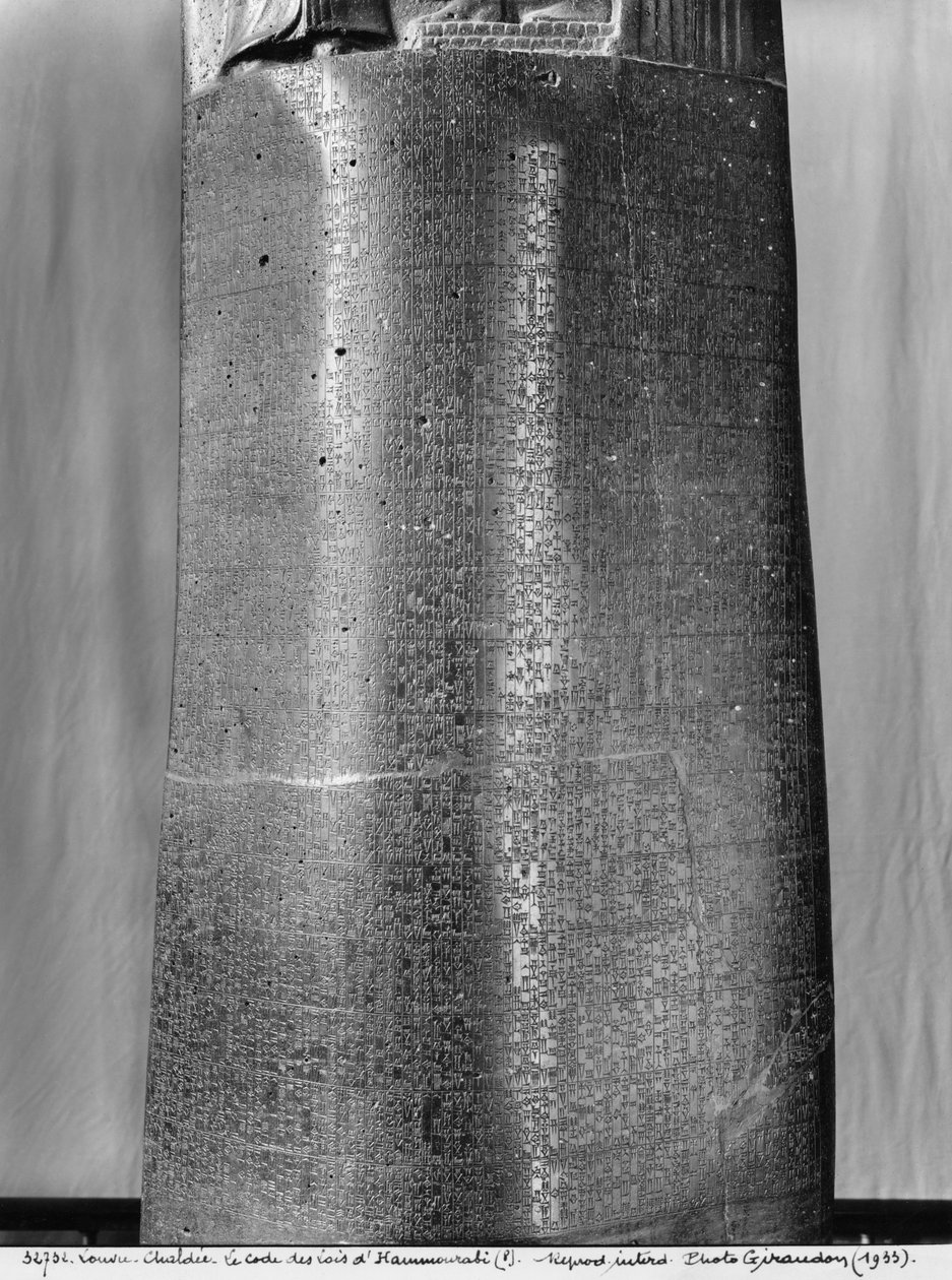 ハムラビ法典、スーサで発見されたバビロン国王ハンムラビによって制定された模範的な判決の集まりに関する列の碑文の詳細、紀元前1750年頃玄武岩286950、286955も参照 作： メソポタミア