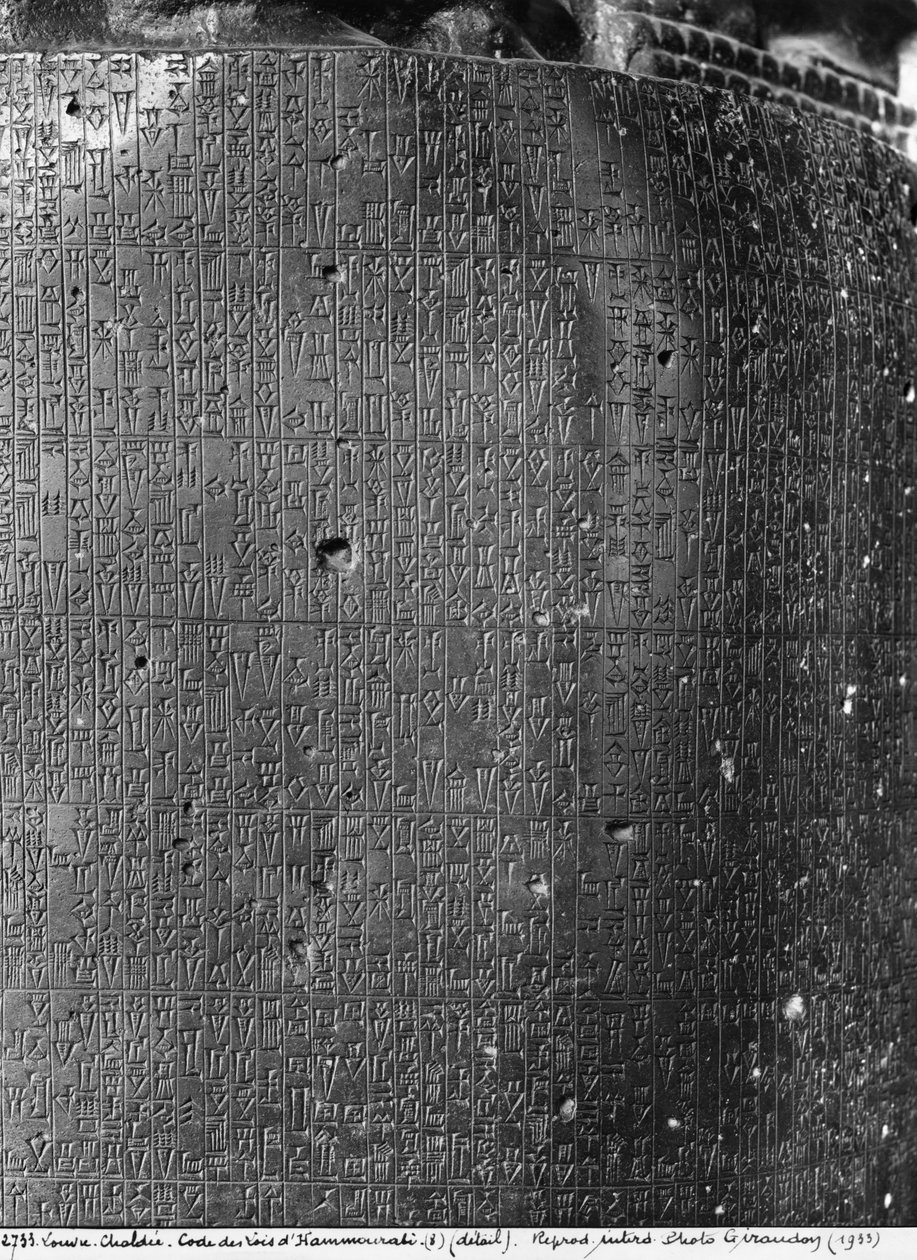 ハンムラビ法典、スーサで発見されたバビロン国王ハンムラビが制定した模範的な判決の集まりに関する列の碑文の詳細、紀元前1750年頃玄武岩286949も参照 作： メソポタミア