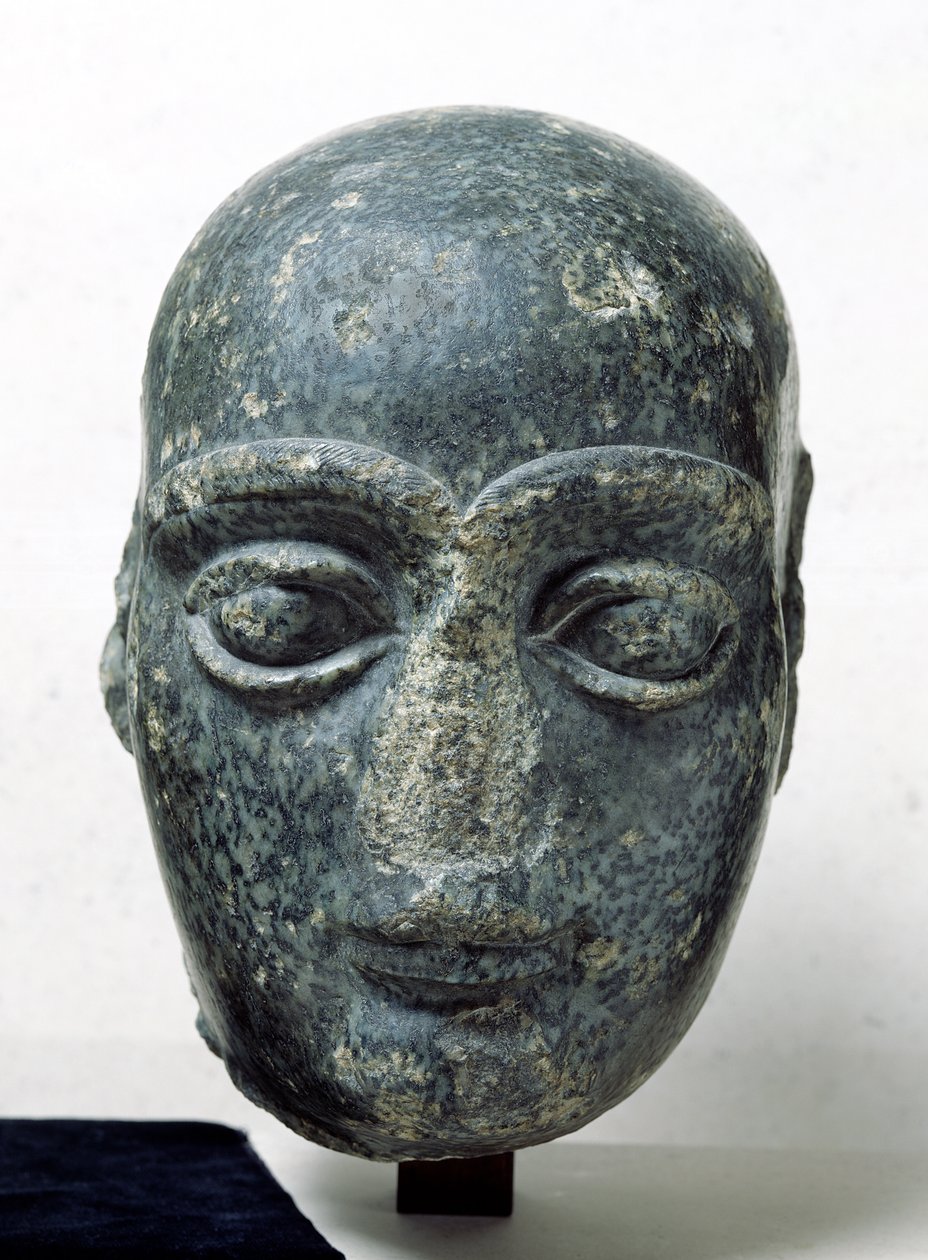 テロー（古代ギルス）からの男性の頭（頭を剃ったGudeaとして知られています）ネオスメリアン、紀元前2120年頃（閃緑岩） 作： メソポタミア