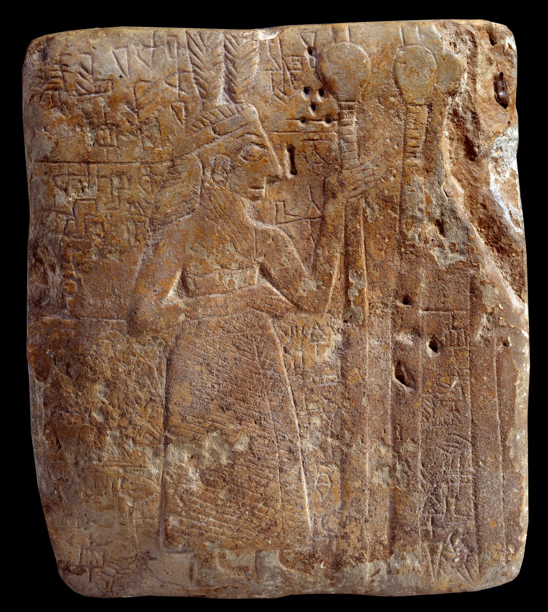 メソポタミア。アートシュメール：羽毛を持つキャラクター（紀元前2700年頃）ステロ古代ギルソウアルカイックシュメール時代-石灰岩。パリ、ルーヴル美術館（Musee Du Louvre 作： メソポタミアメソポタミア