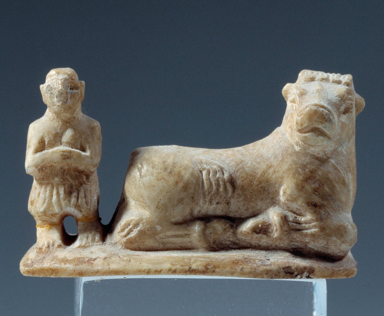 メソポタミア：雄牛を神に捧げること。石灰岩の彫像。南メソポタミア