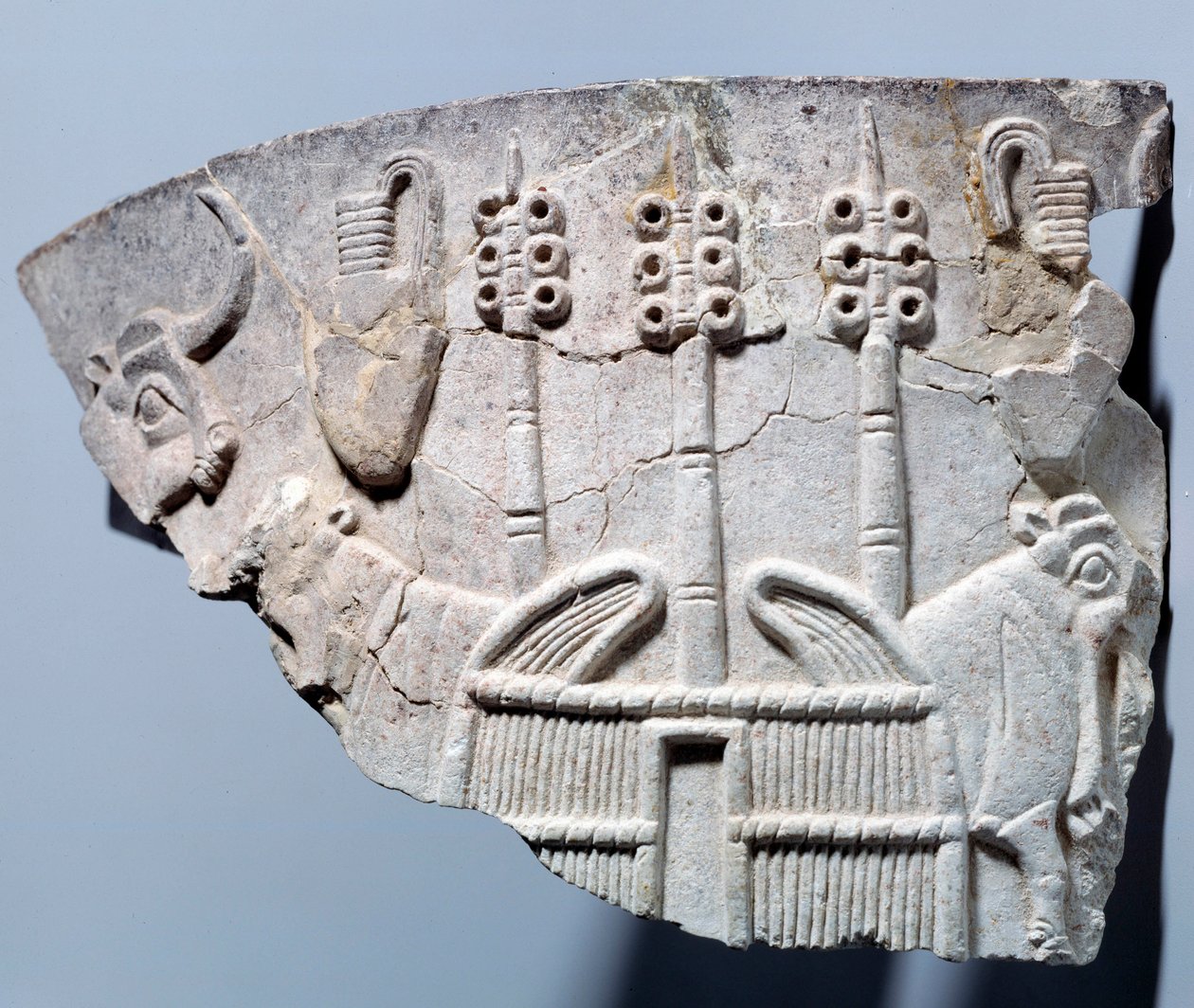メソポタミア地方：ウルク様式で彫られた花瓶の破片に描かれた安定した場面のレリーフ。シュメール地方。紀元前3300年パリ、ルーブル美術館 作： メソポタミア学校
