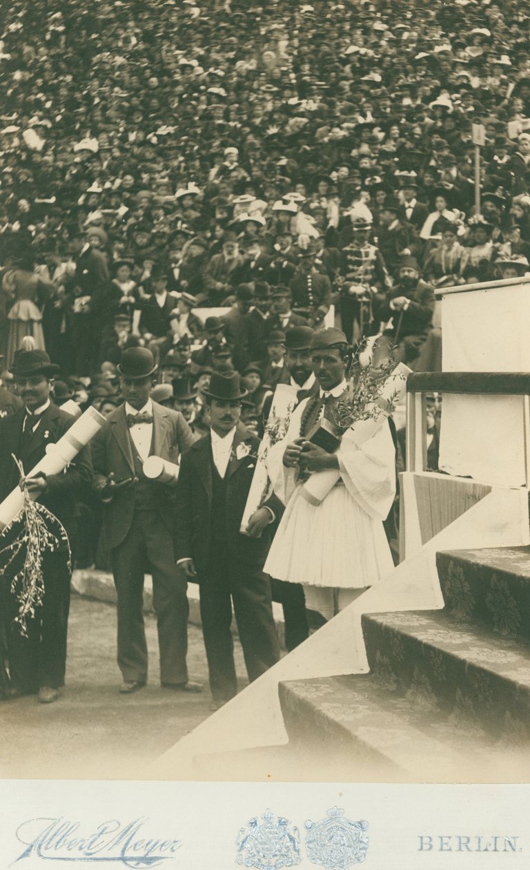 オリンピック、1896年。スパイロスルイスは、他のオリンピックの優勝者と一緒に医療の最中に写真を撮られています... 作： マイヤー・アルバート
