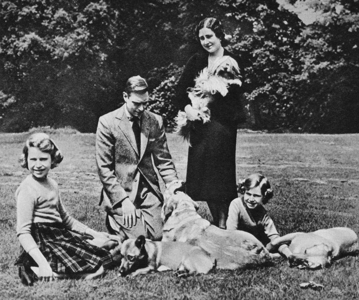 1937年の犬好きの幸せなグループとしての王室。 作： マイケル・チャンス