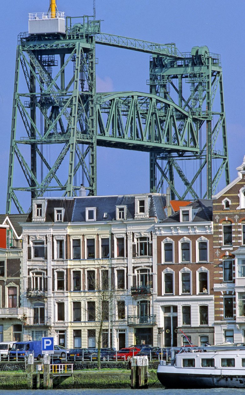 オランダのロッテルダム港はヨーロッパで最初の港で、ムーズ川とライン川の河口に位置している。 作： ミシェル・ドゥナンス
