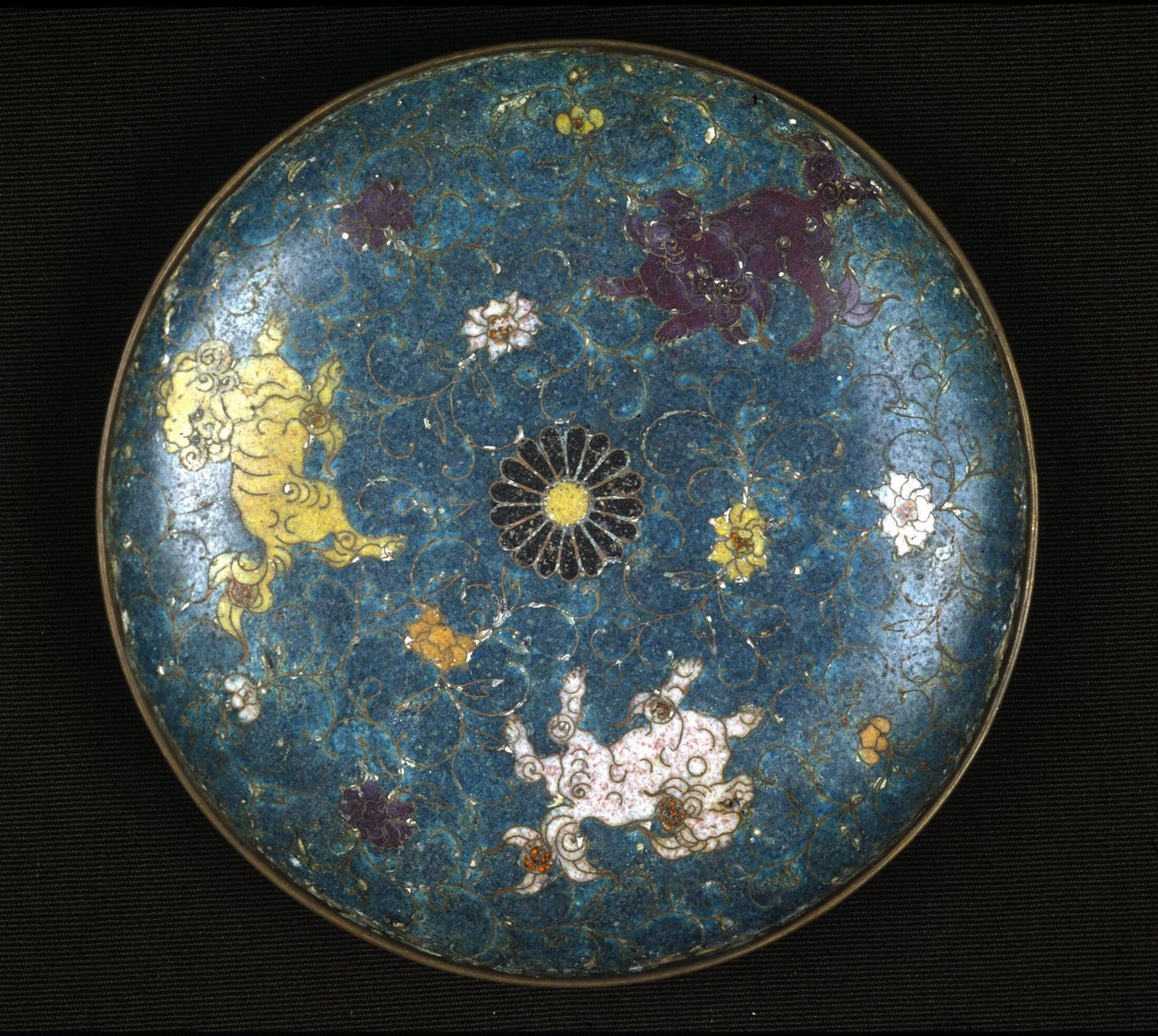 銅と七宝の皿、明時代（1368～1644）。 作： 明代中国学校