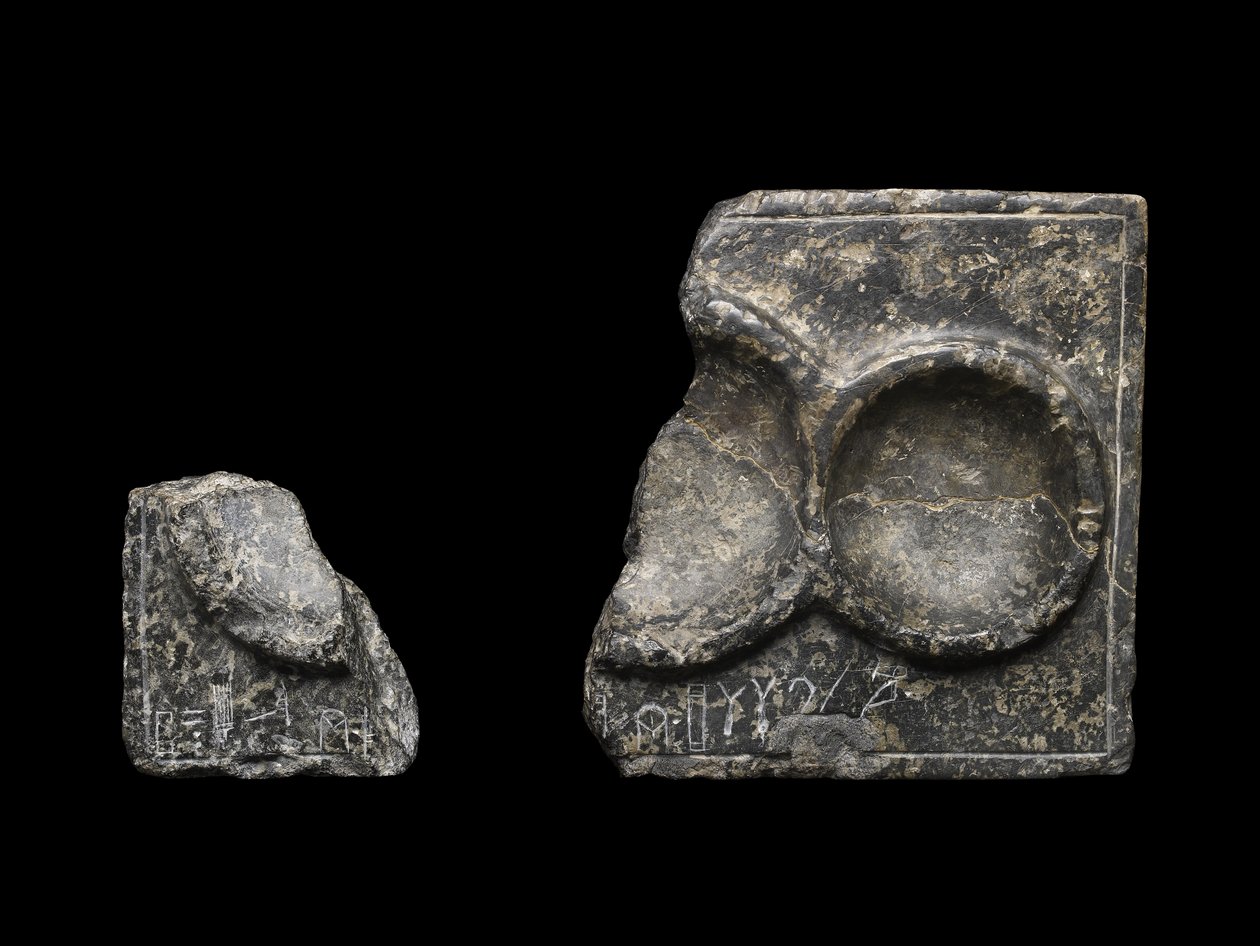 クレタ島のクノッソス、ミノア時代後期、紀元前1650年頃のリニアAスクリプトで刻まれた供物台 作： ミノアン