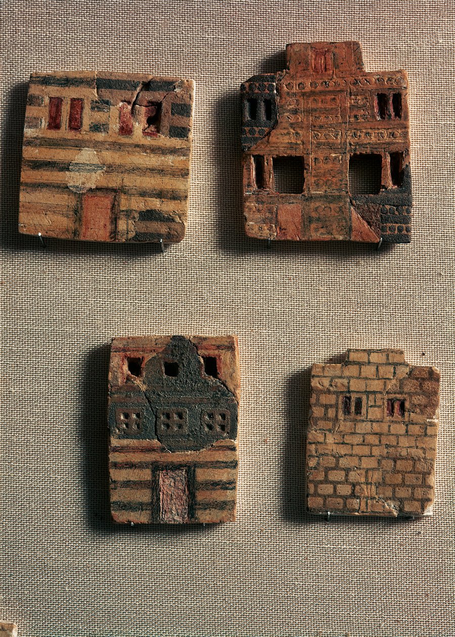 ミノア美術：ミノアの家を表す小さな陶器のタイル。紀元前1700-1600年。Heraklion, Archeological Museum Crete - ミノア美術：ミノア人の家を描いた小さなセラミックタイル。紀元前1700年～1600年。ギリシャ、クレタ島、イラクリオン、考古学博物館 作： ミノアン
