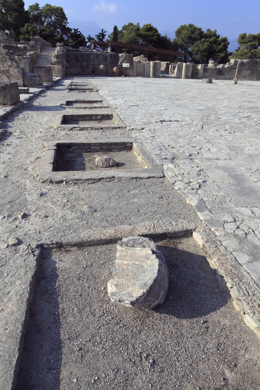 ミノア時代のファイストスの遺跡。西翼の祠堂から中庭を見たところ。中庭はミノアの宮殿の基本的な建築要素である。中庭は、ミノアの宮殿の基本的な建築要素であり、各翼を取り囲むように配置された核である。この中庭は、かつては 作： ミノアン