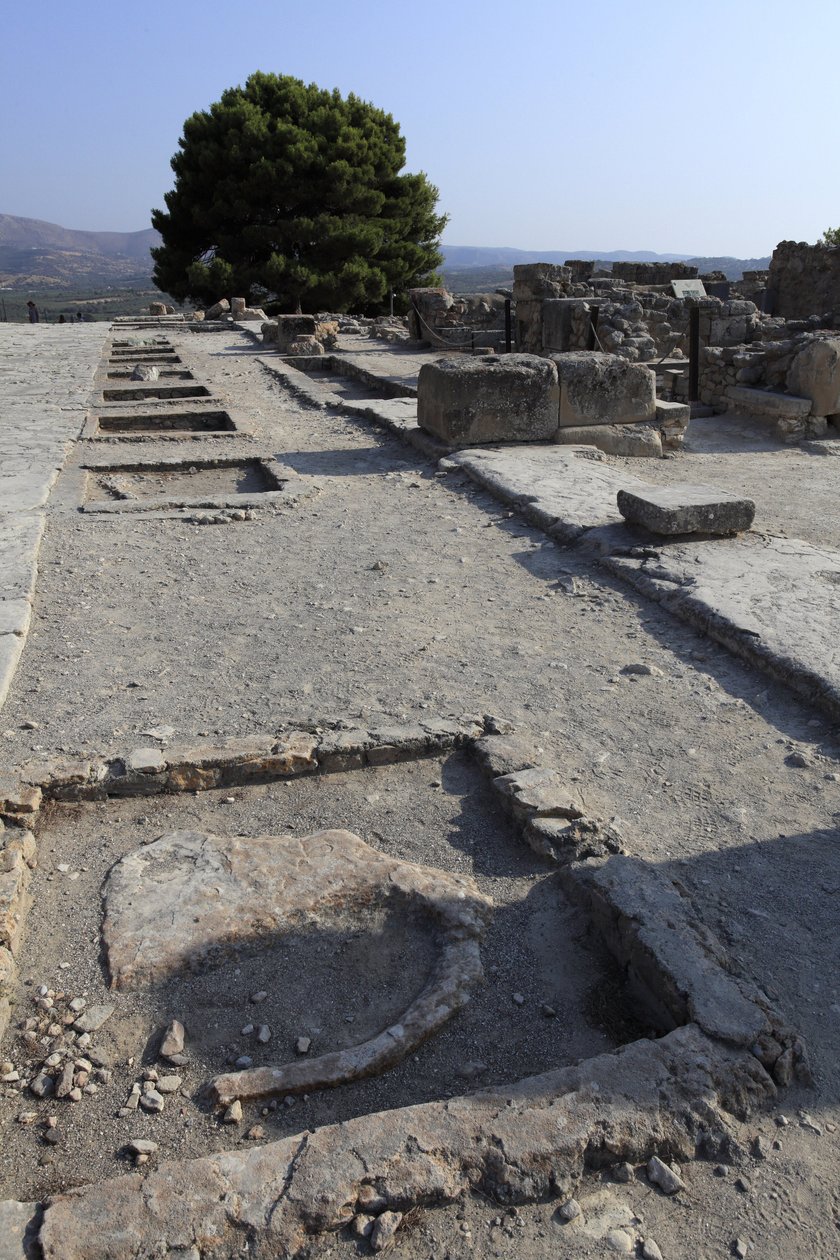 Minoische archäologische Stätte von Phaistos. Gesamtansicht des Westflügelschreins entlang des zentralen Hofes vom Nordflügel aus. Es gab zwei Arten von Schreinen: „Bank-Schrein“ und „Lutral-Becken“. Der „Bank-Schrein“ war ein kleiner und rechteckiger Raum von Minoan
