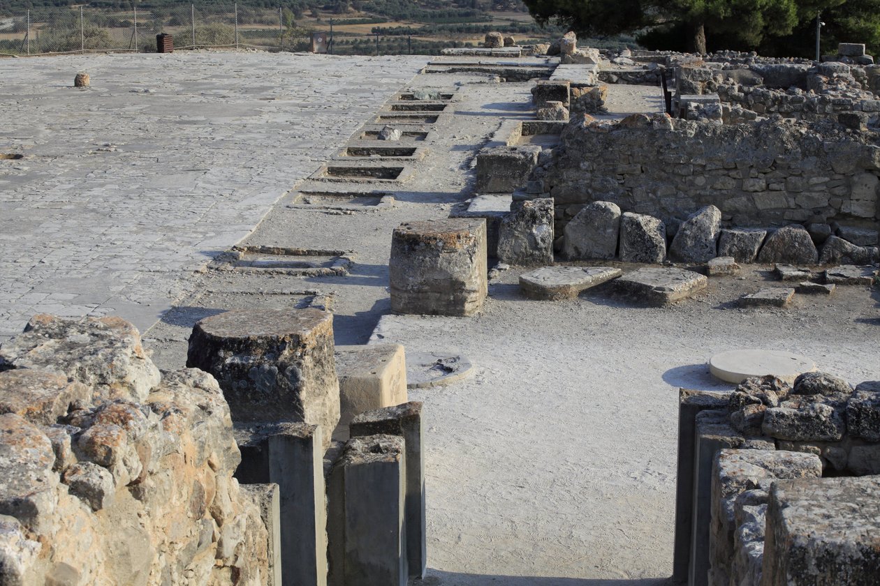 ミノア時代のファイストスの考古遺跡。北棟から中庭に沿って西棟の祠堂を見たところ。神殿には2つのタイプがあった。「ベンチ・シュライン」と「ルトラル・ベイスン」である。ベンチ・シュライン」は、小さな長方形の部屋で、低い壁があり、その中には 作： ミノアン