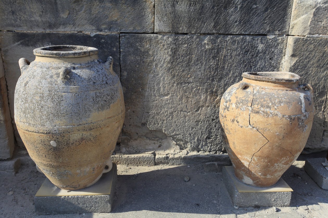ミノア時代のファイストスの考古遺跡。中央宮廷のそばで発見された大きなピトイ（貯蔵瓶）。クレタ島 作： ミノアン