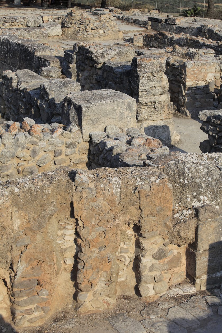 ミノア時代の考古遺跡ファイストス。北東コンプレックスの眺め。旧宮殿に隣接する4つの部屋からなるコンプレックス。これらの部屋には貴重な祭祀用の容器が保管されていた。有名なヒエログリフの書かれた「ファイストスの円盤」が発見された。 作： ミノアン