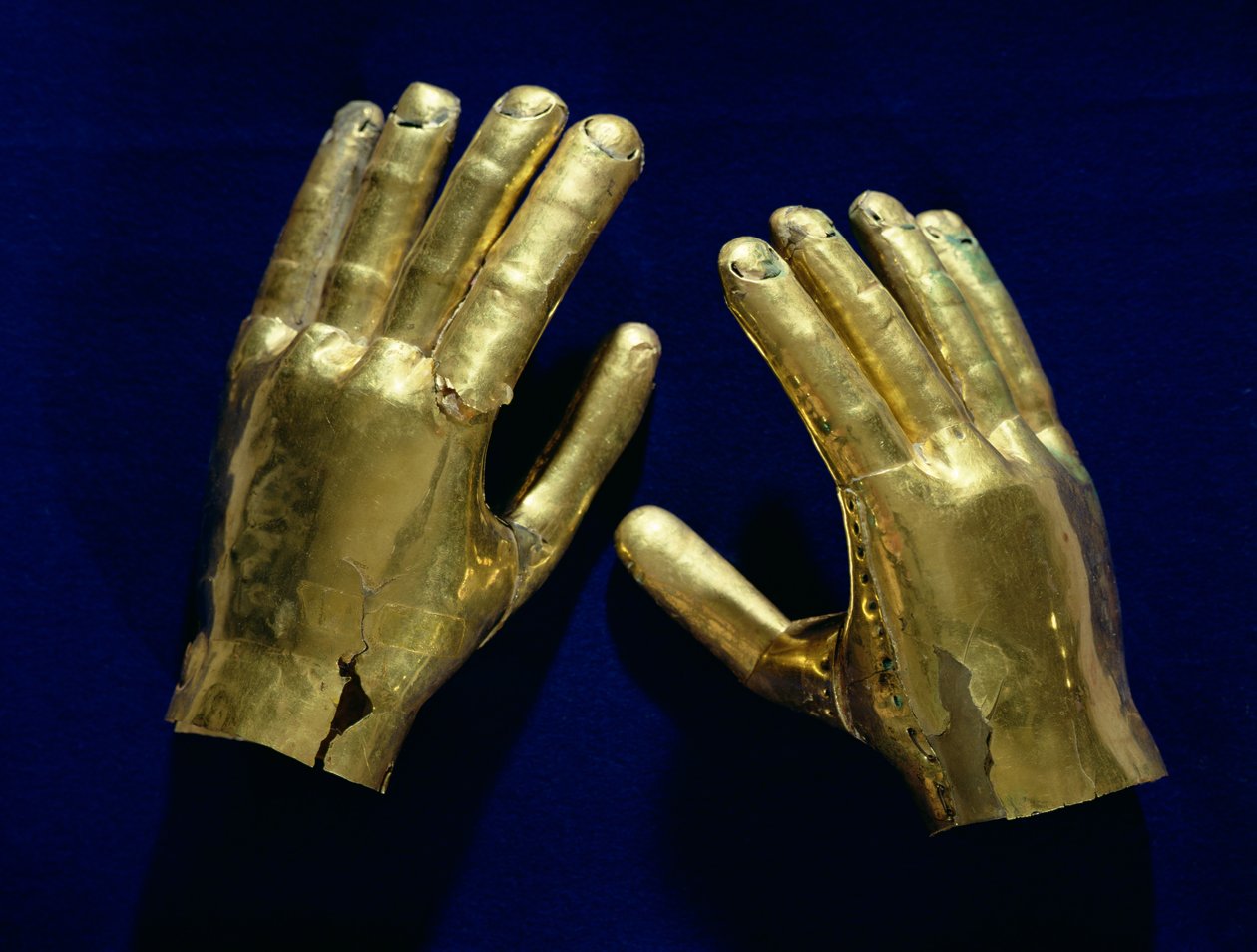 ペルー出身の葬儀の手、c.200-c.800（ゴールド） 作： モシュ