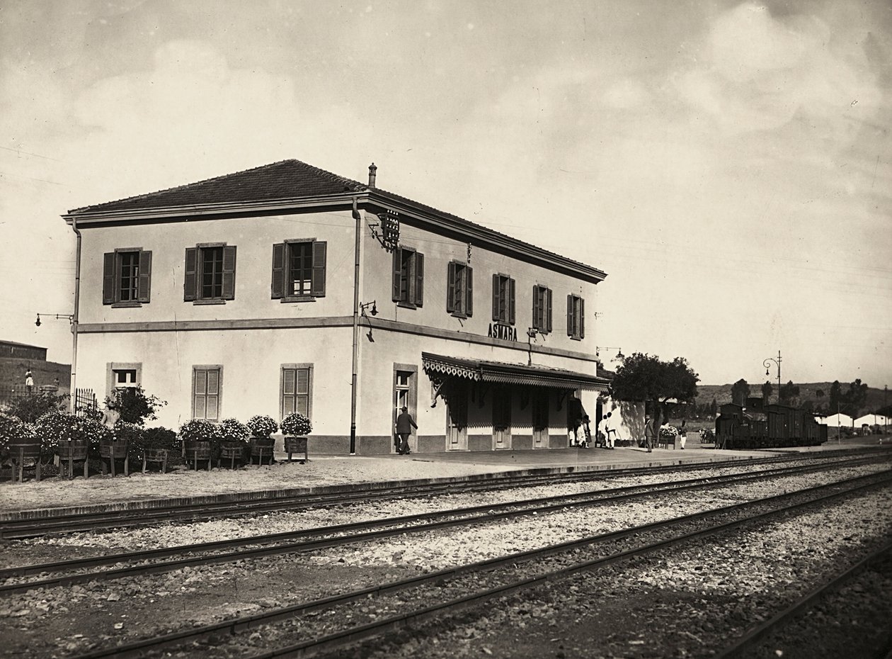 ファシズムの時代に帝国を築く。アスマラの鉄道駅（1936年9月5日）（モノクロ写真 作： モデスティノ・バルディネッティ