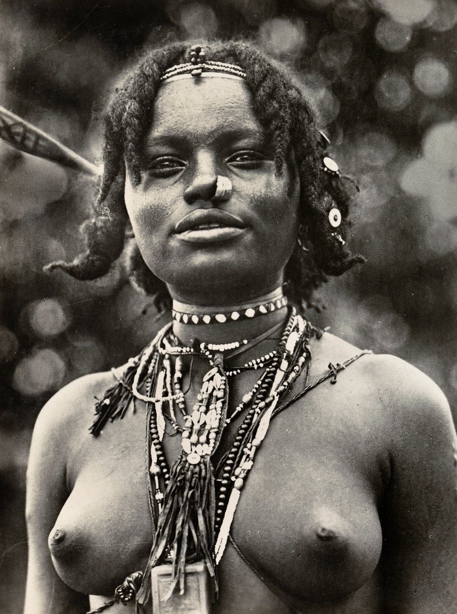 ファシストの時代に帝国を築く：クナマ族の女性 1936年09月05日（モノクロ写真 作： モデスティノ・バルディネッティ