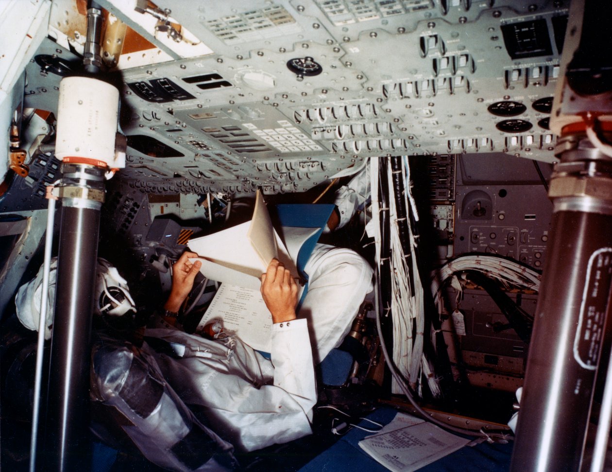 NASAコマンドモジュール内の宇宙飛行士、1970年代。 作： NASA画像