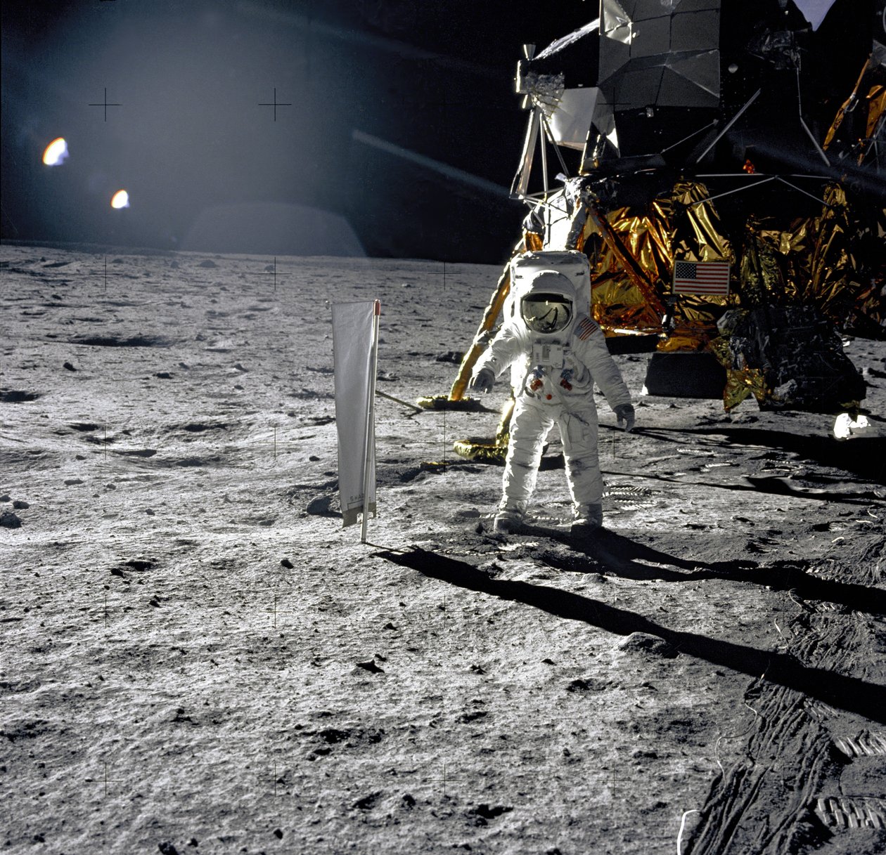 NASA ポスター アポロ11号　フレーム付　月　宇宙　宇宙飛行士 Amazon.co.jp: ポスター アポロ11宇宙飛行士アルドリンアーム