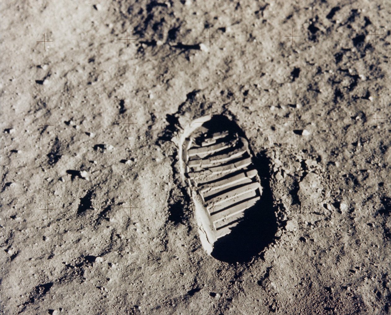 1969 年 7 月、月面に着陸したアポロ 11 号のブートプリント。 作： NASA画像