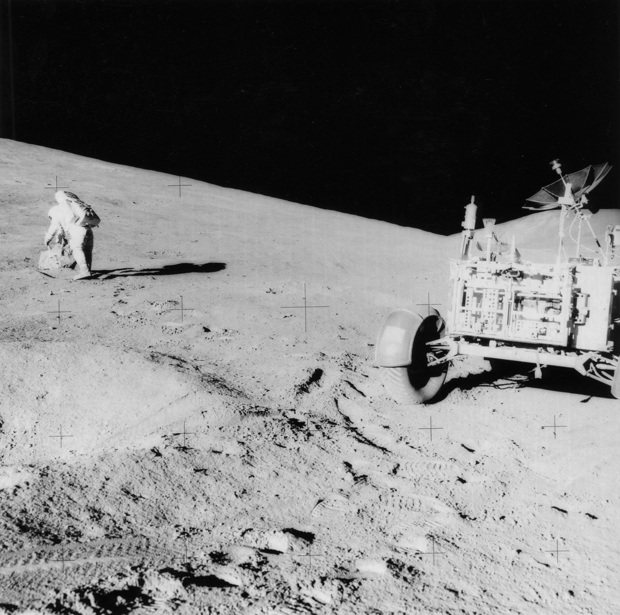 1971年のアポロ15の間にハドリーデルタの斜面にいるデイビッドスコット宇宙飛行士b1932。 作： NASA画像
