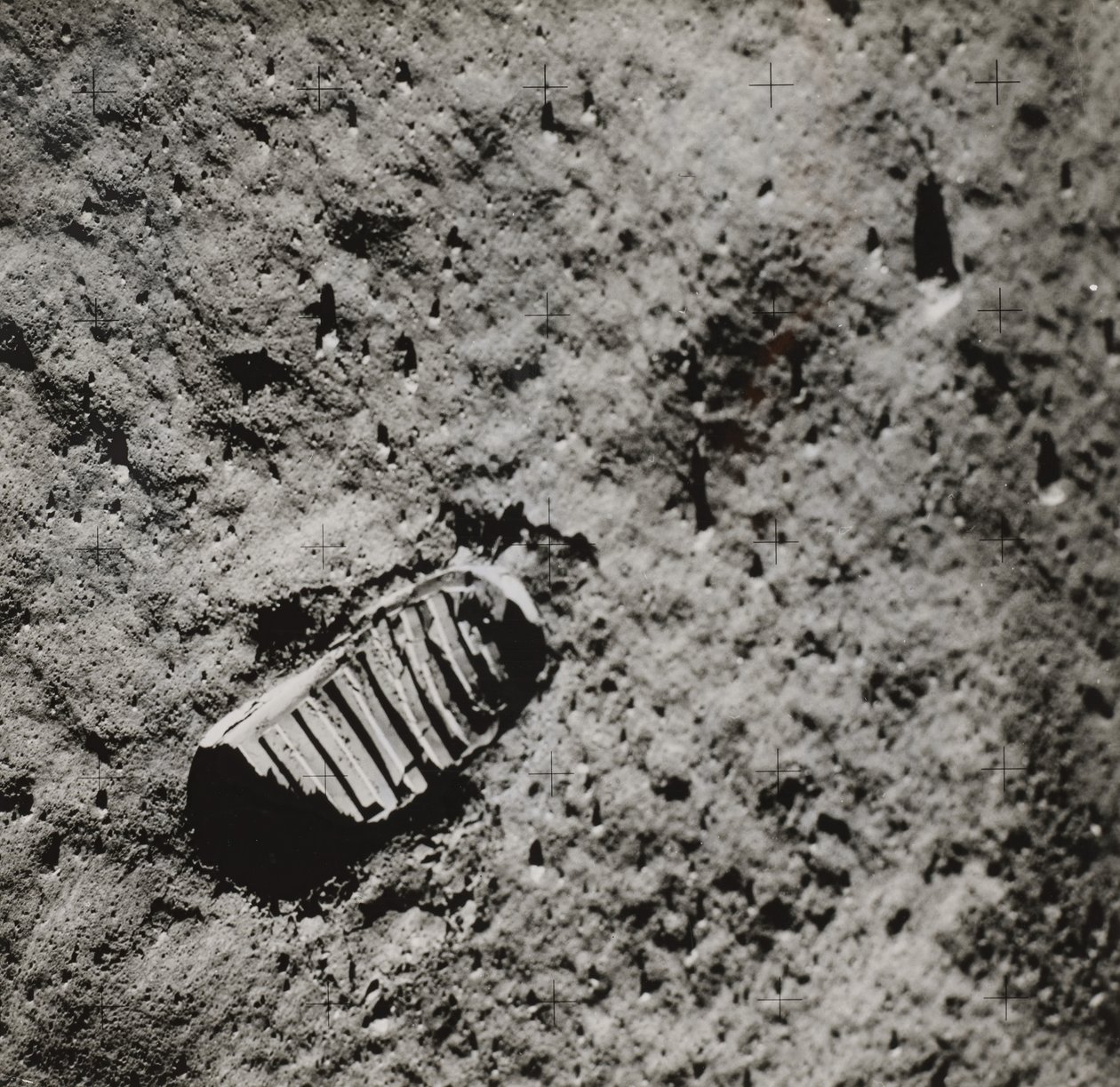 バズ・オルドリンの月面の足跡、1969 年。 作： NASA画像