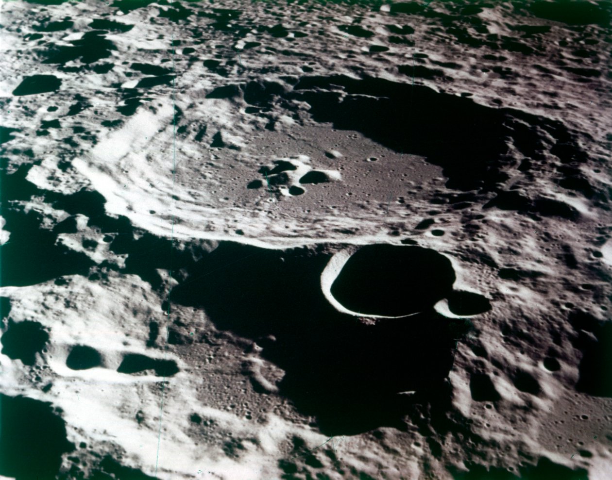 月の表面にあるクレーターの拡大図。 作： NASA画像