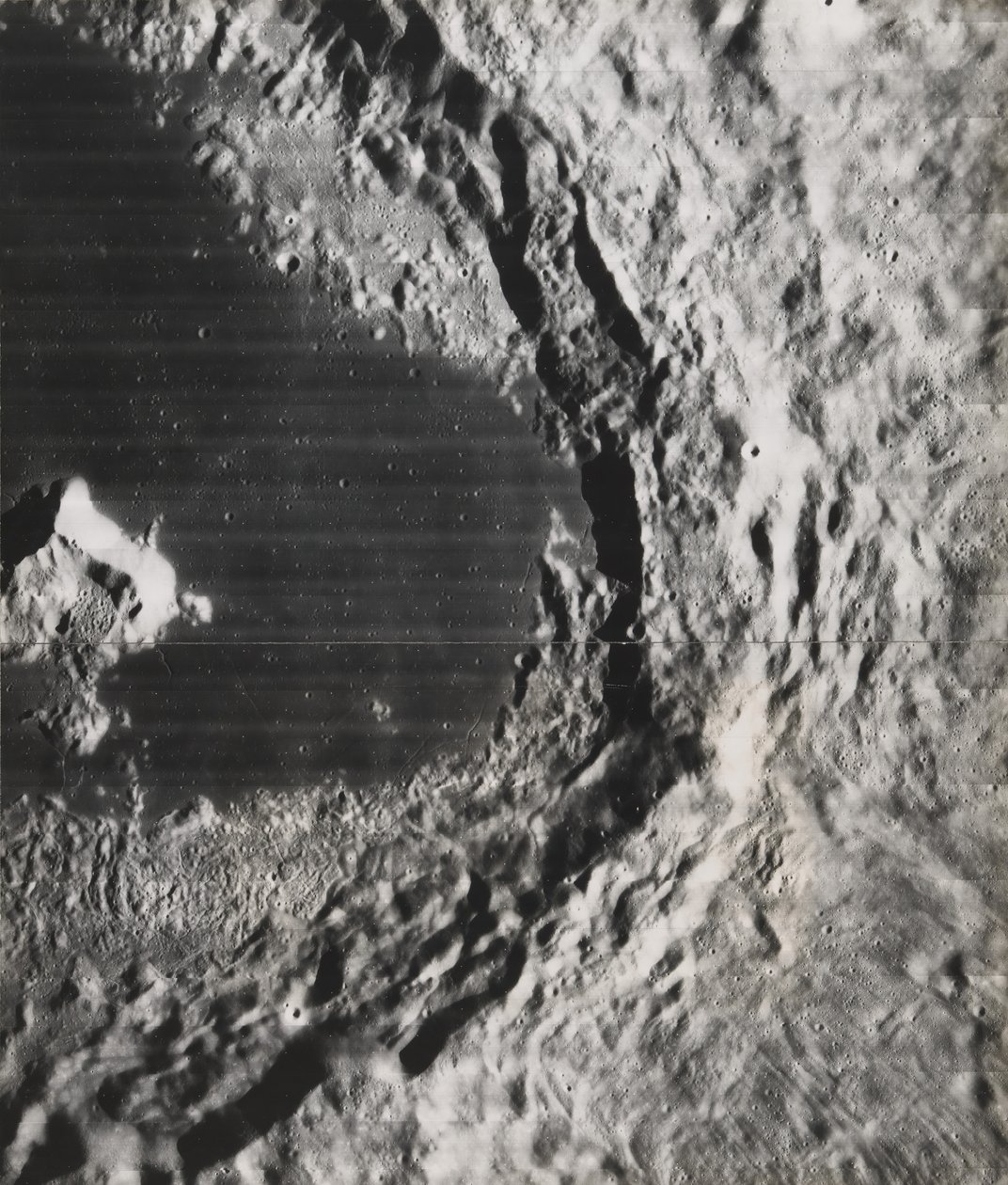 1967年、アポルーンの月の裏側。 作： NASA画像