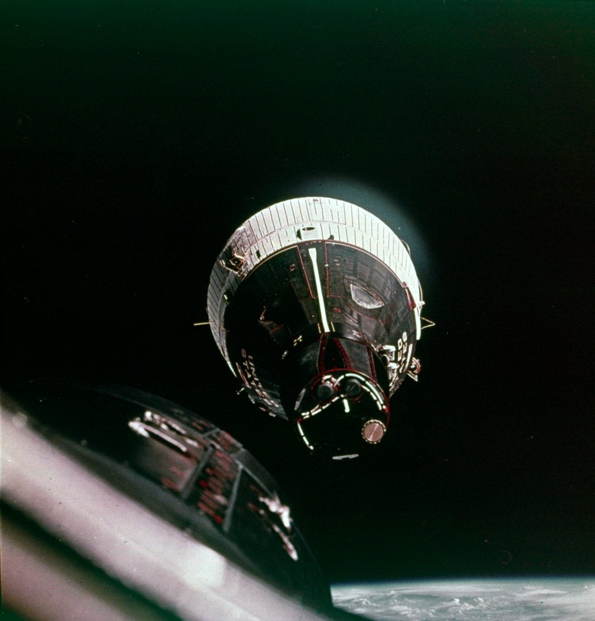 宇宙での最初のランデブー、1965 年 12 月 15 日。 作： NASA画像