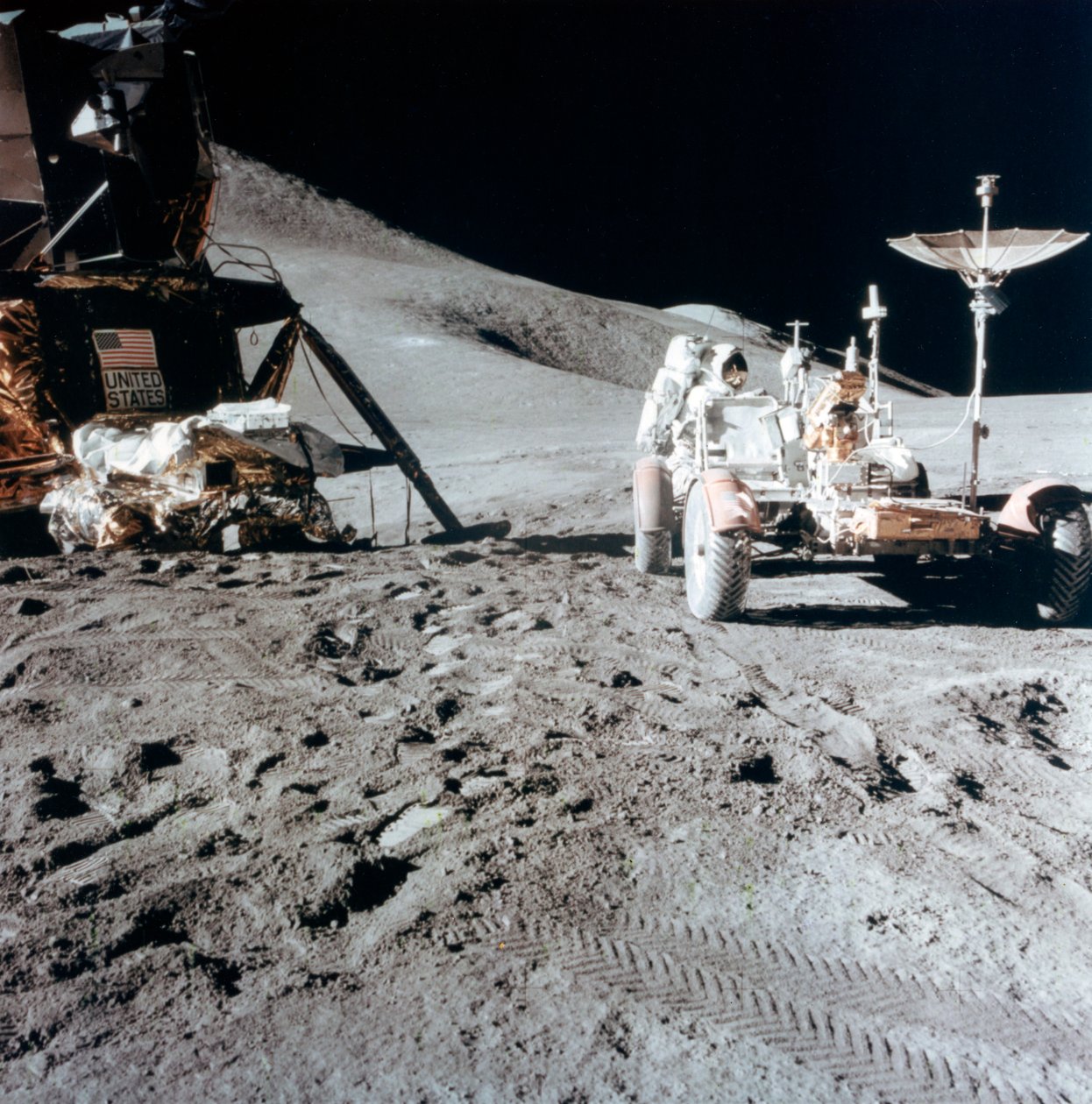 ジェームズ・アーウィン1930-1991、1971年のアポロ15の間に月面探査車を使用。 作： NASA画像
