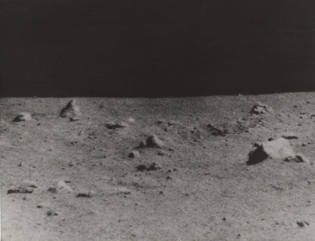[サーベイヤー V が撮影した月面]、1967 年。 作： NASA画像