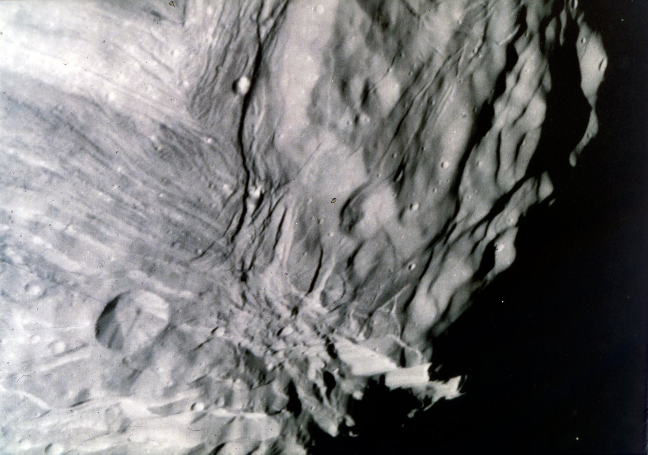 1986 年 1 月 24 日、ボイジャー 2 号から見た天王星の衛星の 1 つ、ミランダ。 作： NASA画像
