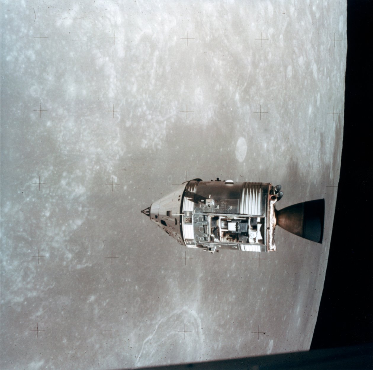 1971年の月軌道のApollo 15コマンドおよびサービスモジュール。 作： NASA画像