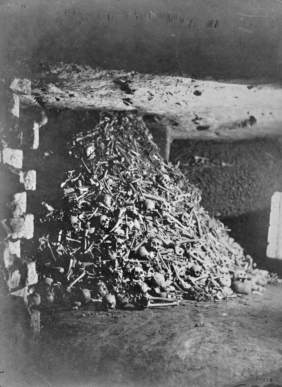 カタコンベの内部、パリ、1861 作： ナダール