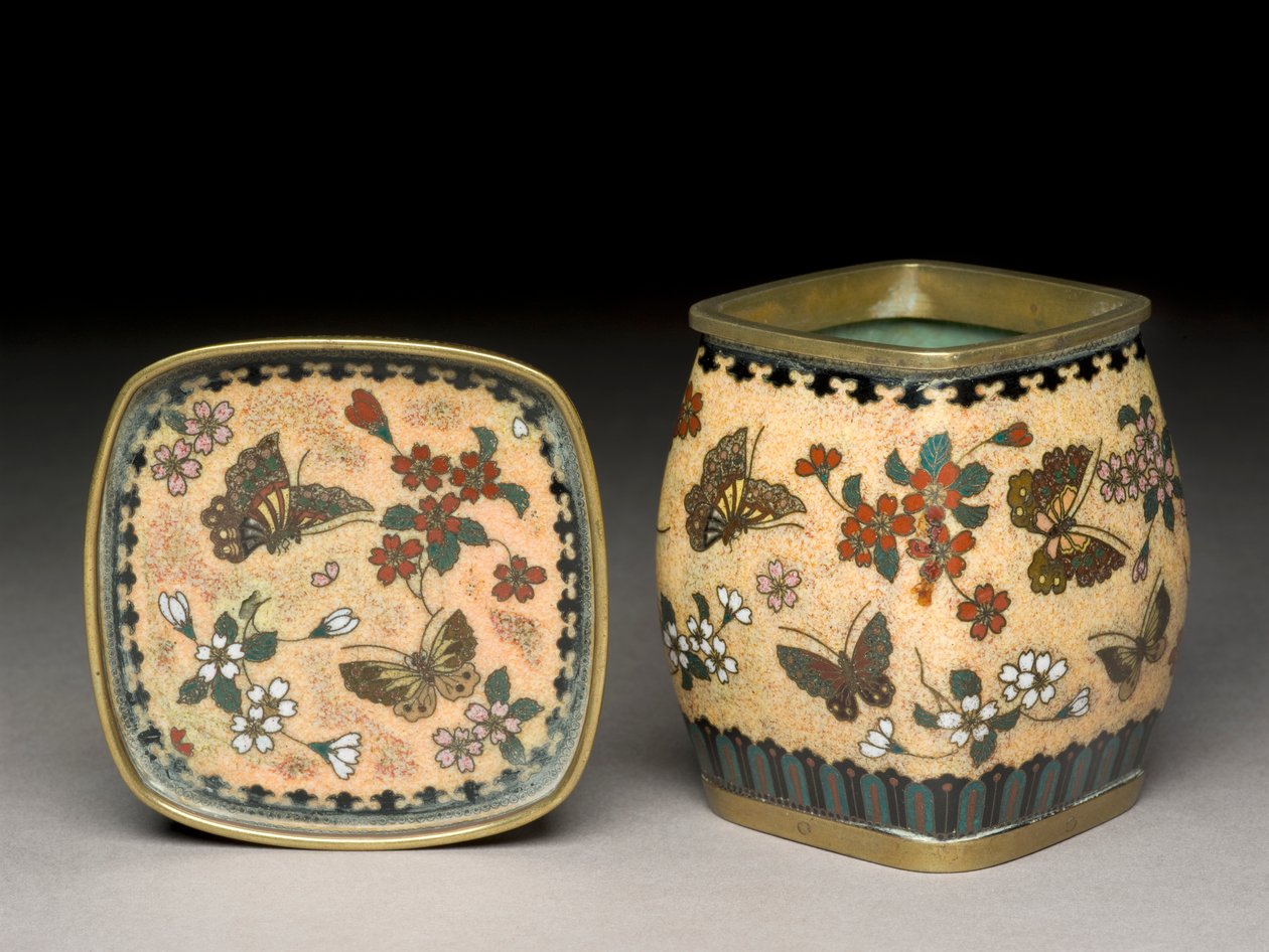 タバコの瓶と蝶と花のあるスタンド、c.1880（七宝エナメル） 作： 浪川Yasu之