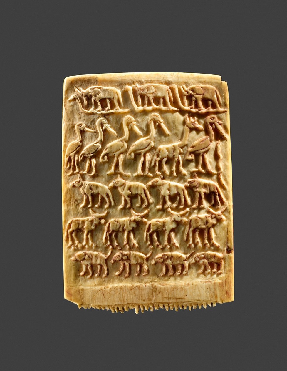 野生動物の列をあしらった髪の櫛 紀元前3200～3100年頃（象牙 作： ナカダ時代のエジプト人