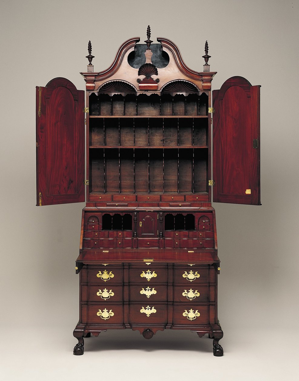 机と本棚、c.1770-76（マホガニー、ストローブマツ、ストローブマツ、イエローポプラ、真ちゅう） 作： ナサニエル・グールド