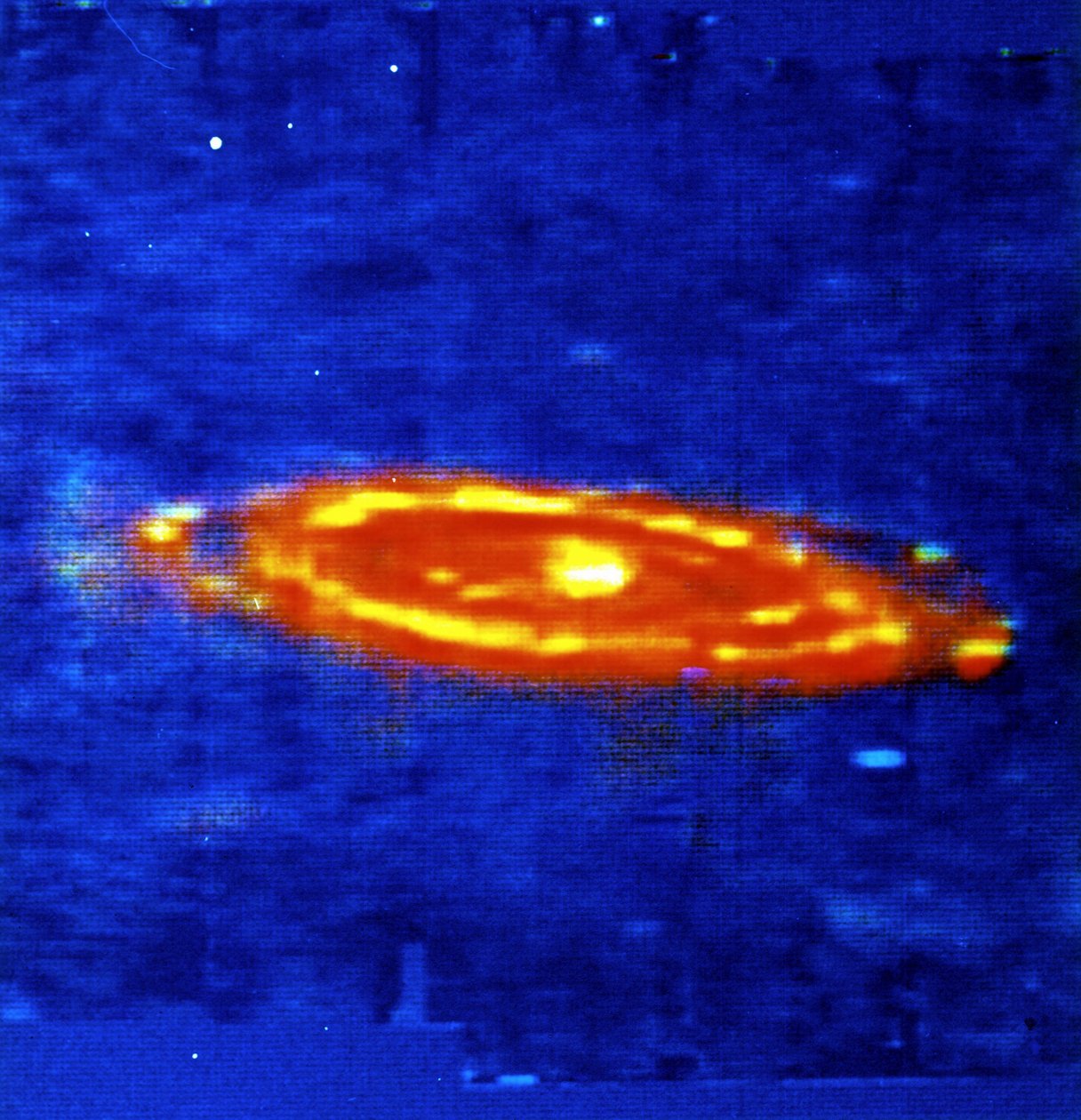 アンドロメダ銀河（M 31）-スパイラル。 IRAS（赤外線天文衛星）による赤外線画像。肉眼で見える最も遠いオブジェクト。 NASAの写真。 作： 全米航空宇宙局全米航空宇宙局