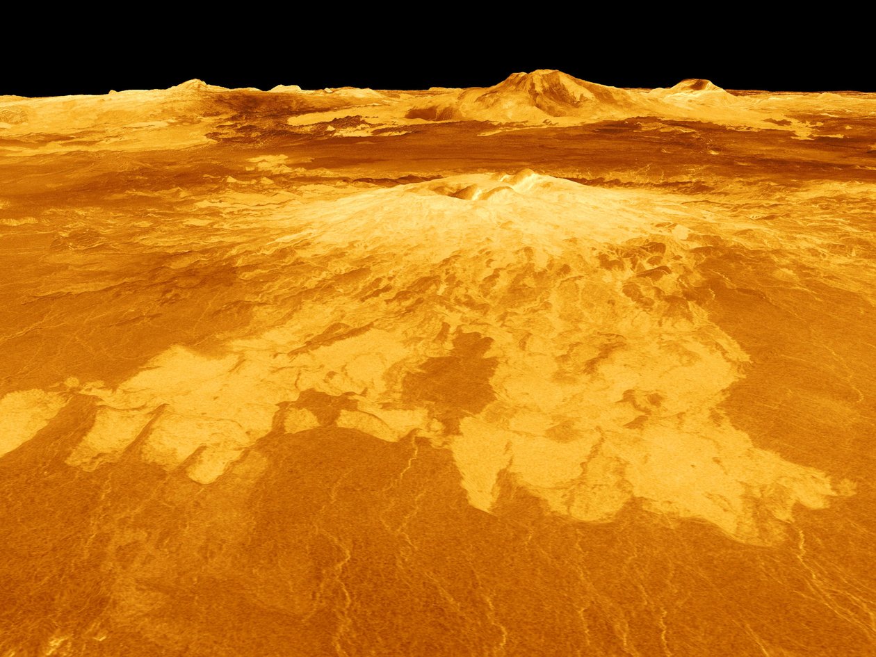 コンピューターで生成された、金星の惑星サパスモンスが優勢な金星の表面。溶岩流は、前景に示されている砕けた平野を横切って数百キロにわたって延びています。クレジットNAS 作： 全米航空宇宙局全米航空宇宙局