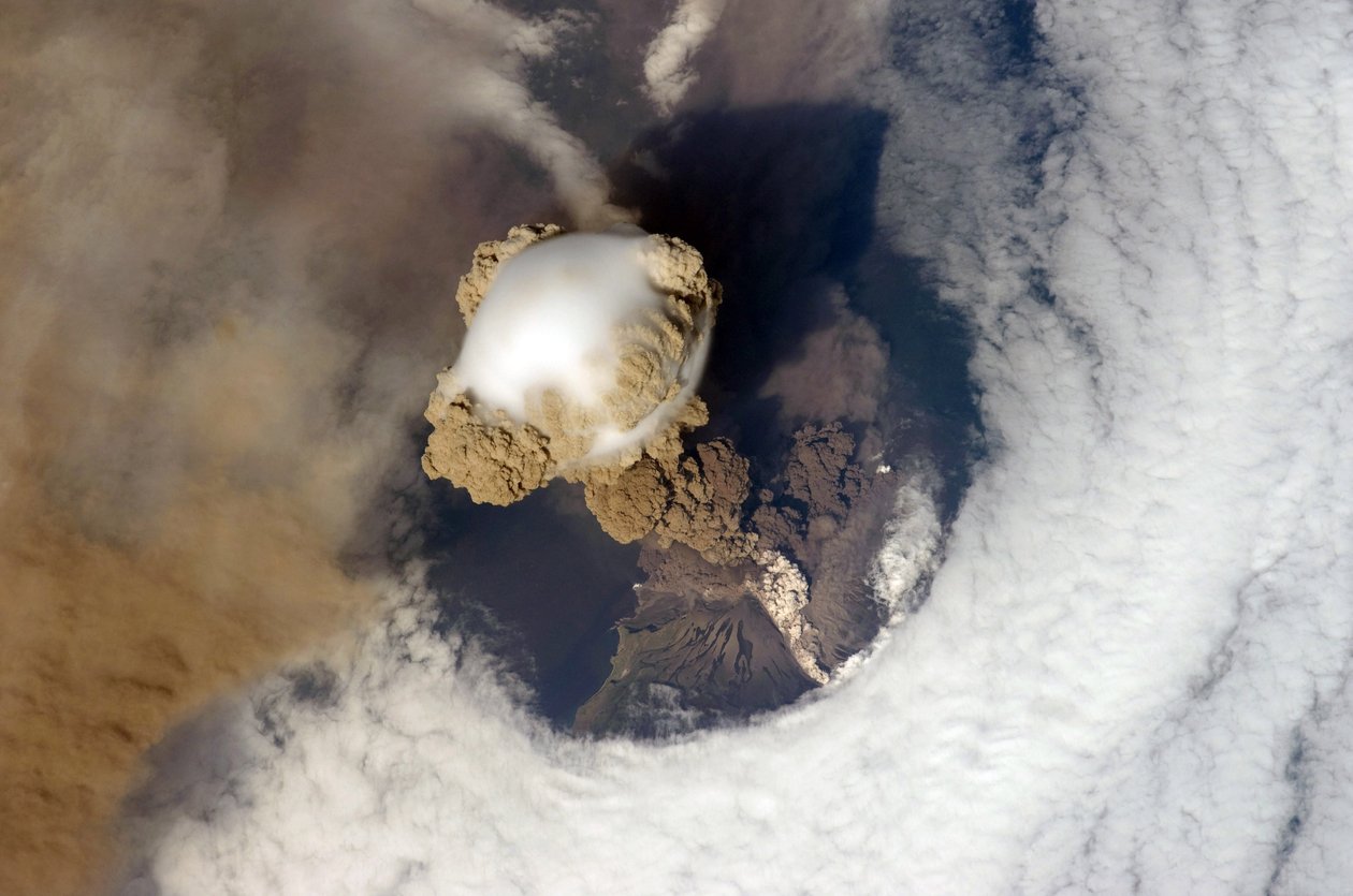 2009年6月12日、東北日本、千島列島のサリチェフピーク火山の噴火により、国際宇宙ステーションが観測されました。火山側の白質は熱可塑性流です。クレジットNAS 作： 全米航空宇宙局全米航空宇宙局