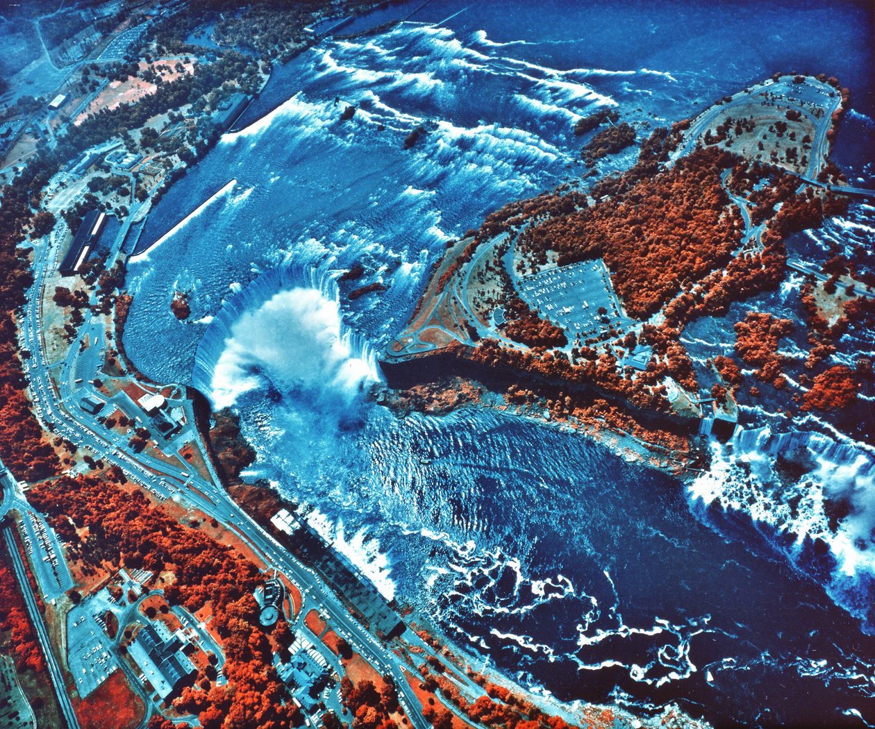 NASA Earth Survey 2航空機から撮影したナイアガラの滝の赤外線写真。 NASAの写真。 作： 全米航空宇宙局全米航空宇宙局