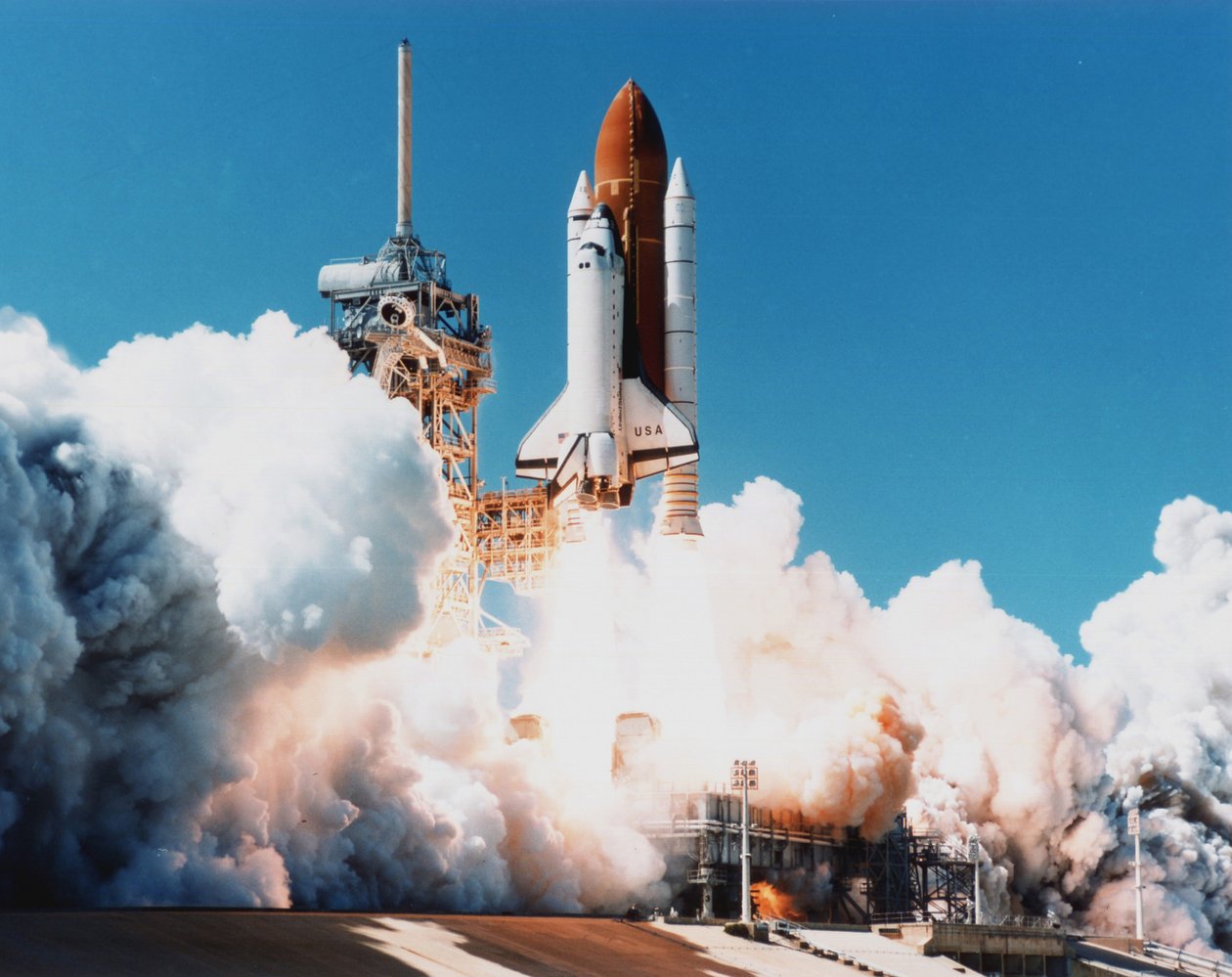 1997年4月4日、フロリダ州ケネディ宇宙センターからのスペースシャトルコロンビアの打ち上げ。NASAの写真。 作： 全米航空宇宙局全米航空宇宙局
