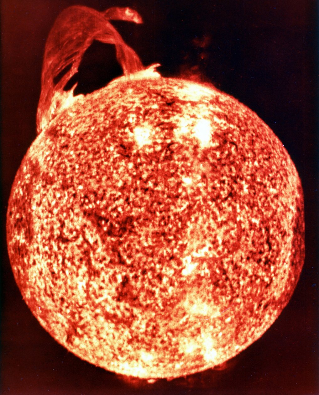 太陽の表面を横切って588,000 km以上にわたる、これまでに記録された最も壮大な太陽フレア（左上）の1つ。 NASAの写真。 作： 全米航空宇宙局全米航空宇宙局