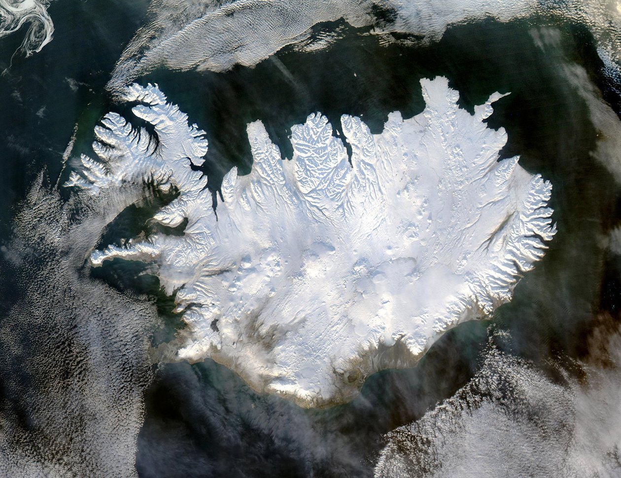 2004年1月28日のアイスランドの衛星画像。雪と氷の毛布で覆われており、年間を通じて存在する永久的な氷河と氷冠を覆っています。 NASAの信用。サイエンス・ウィンター 作： 全米航空宇宙局全米航空宇宙局