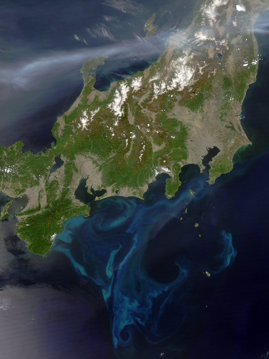 2005年5月4日、日本の本州の衛星ビュー。北朝鮮で激しい火災が発生していた西から島を煙の厚いプルームが横切っています。 NASAの信用。 Science Earth Geology Pollutio 作： 全米航空宇宙局全米航空宇宙局