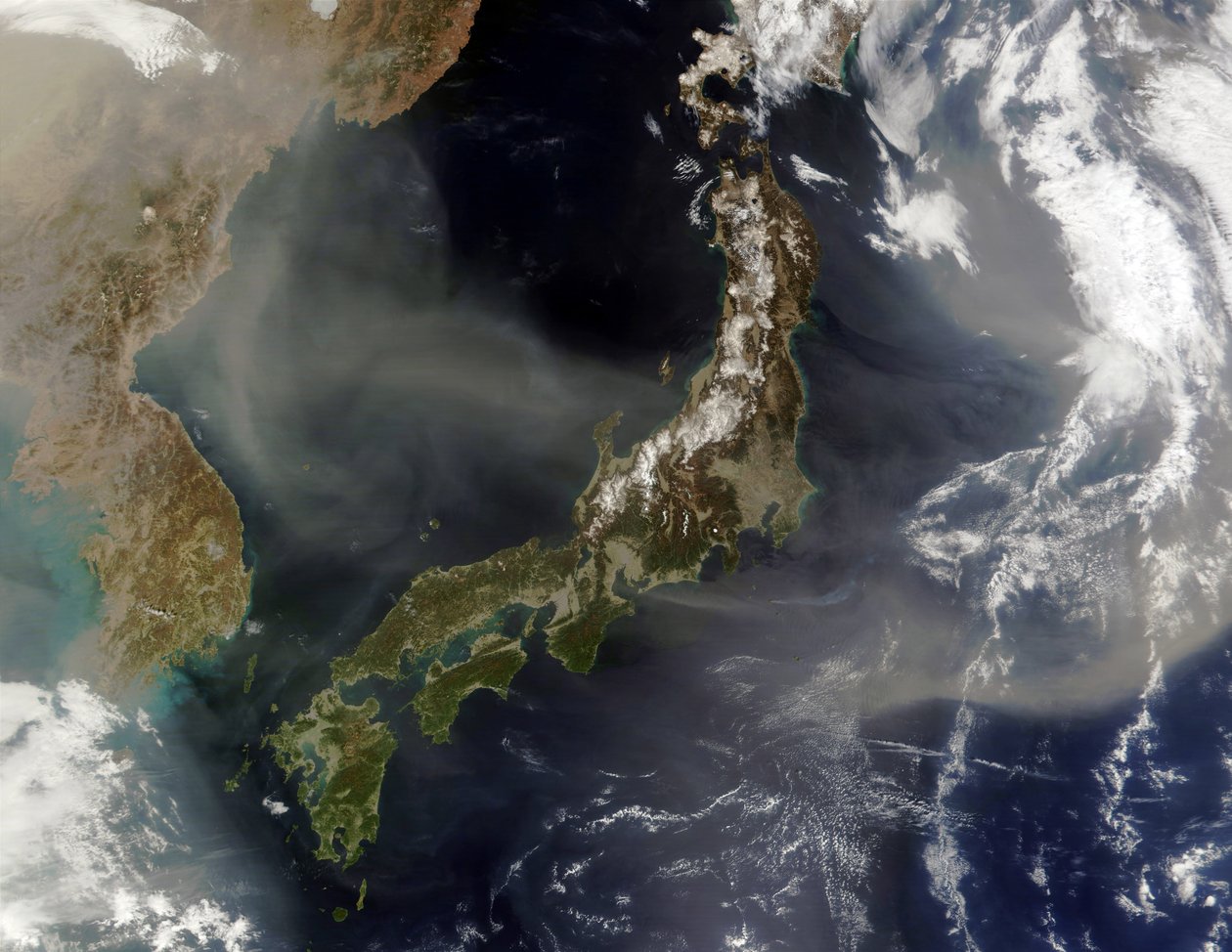 雪に覆われた山々、日本の春の緑化地の衛星画像。中国本土からの粉塵が日本海を吹き飛ばし、太平洋に放出。クレジット：NASA。理科 作： 全米航空宇宙局全米航空宇宙局