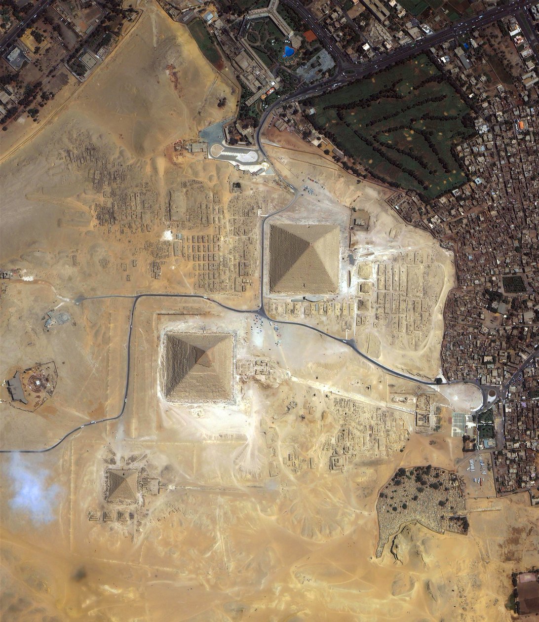エジプト、ギザのピラミッドの衛星写真。 NASAの信用。 作： 全米航空宇宙局全米航空宇宙局